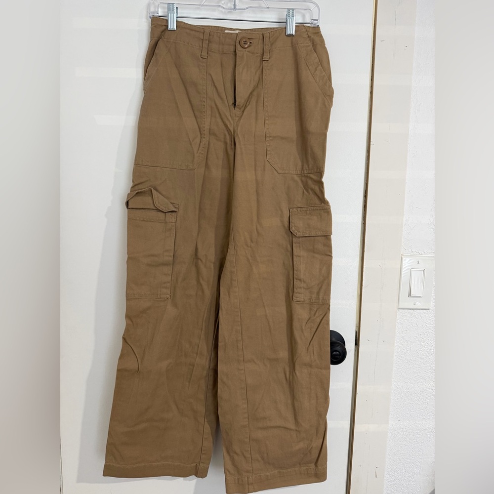 Women’s mid rise straight leg, utility cargo pants - universal thread tan size 4